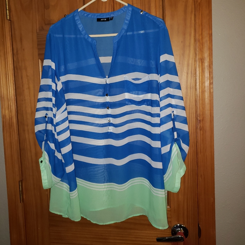NWOT Apt 9 Lightweight shirt.